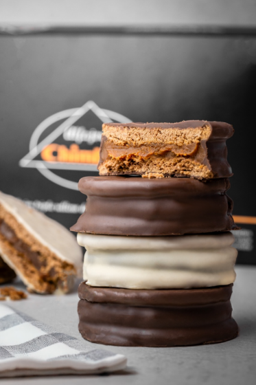 ALFAJORES DE CHOCOLATE BLANCO Y NEGRO X 6 U.